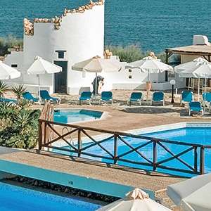 Pools und Strand im Mitsis Cretan Village