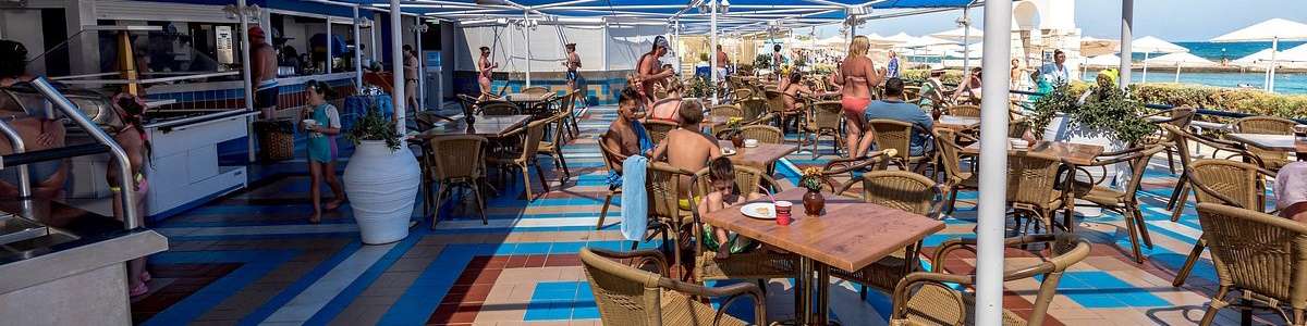 Leckeres griechisches Buffet direkt am Strand des Mitsis Cretan Village Beach Hotels