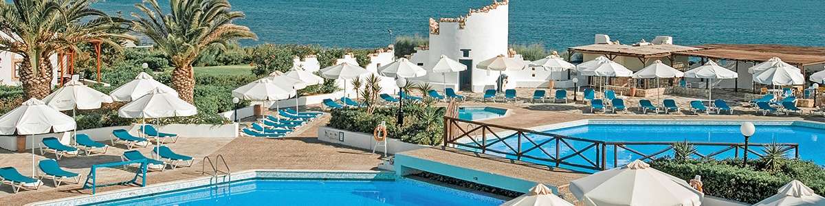 Fünf Pools und ein hoteleigener Strand auf Kreta im Mitsis Cretan Village