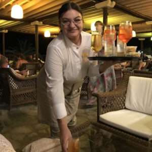 Drinks und Cocktails werden im Mitsis Cretan Village an den Tisch gebracht