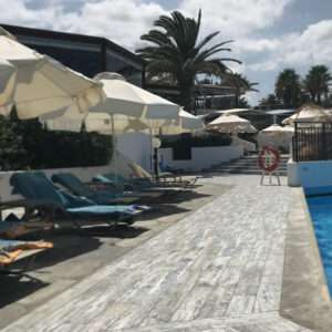 Schirme und Liegen an den Pools des Mitsis Cretan Village Beach Resorts